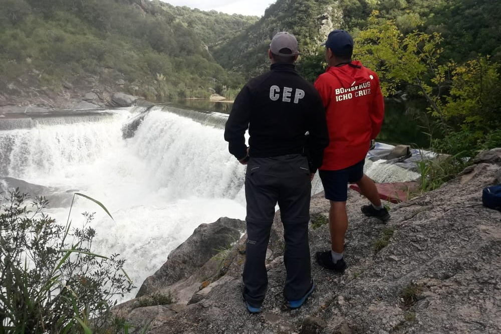 creciente en el diquecito de cuesta blanca policía pUNILLA 2
