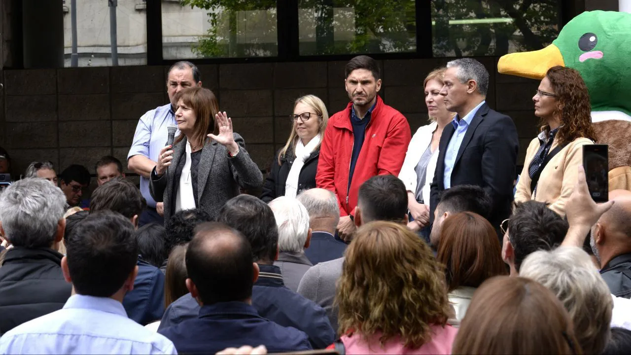 Bullrich visit Entre R os y Santa Fe como parte de una caravana