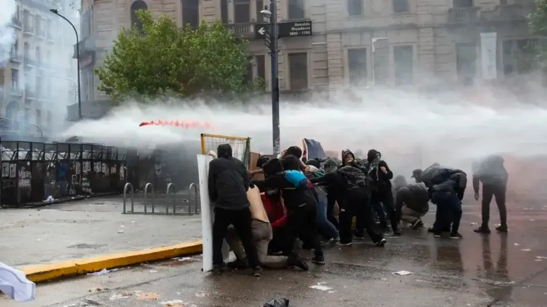 Represión a la marcha federal universitaria (gentileza)