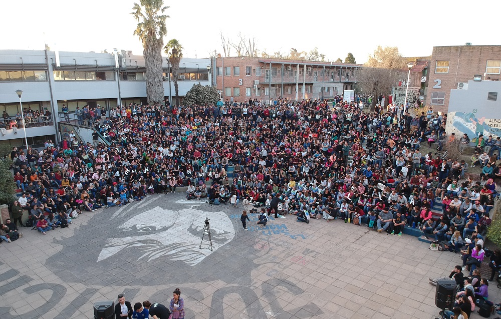 Asamblea y toma en UNRC by Daniel Ramonell