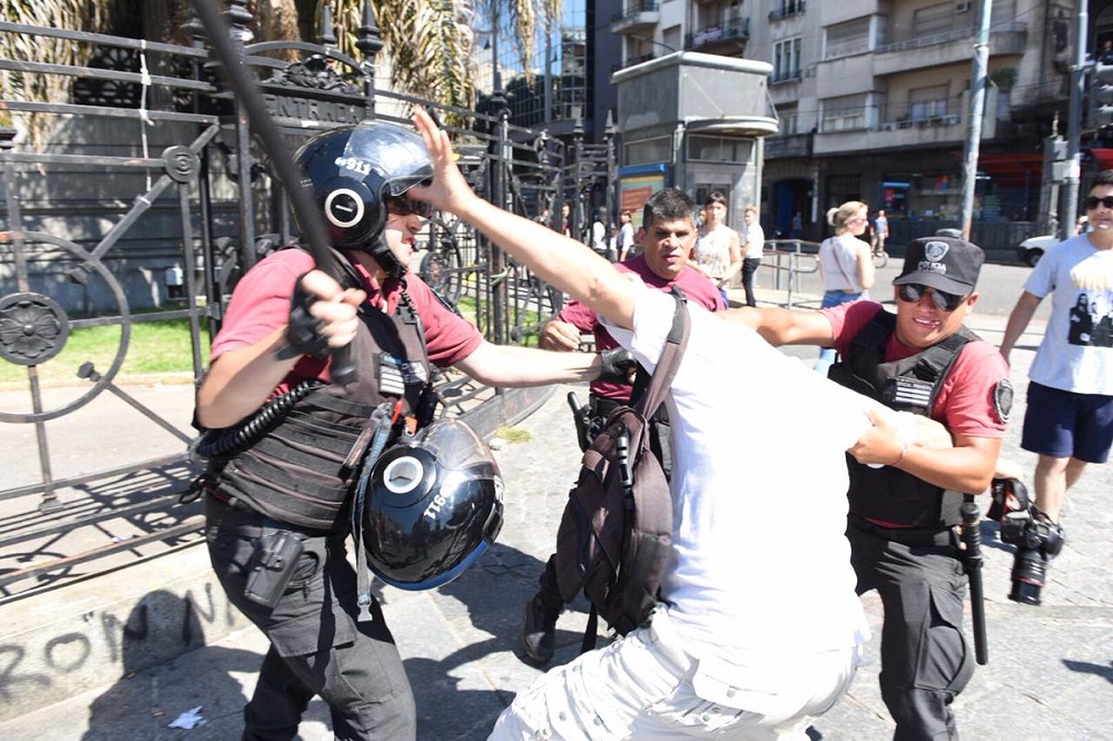 Represión cuadernazo a fotógrafos by Joaquín García Conde