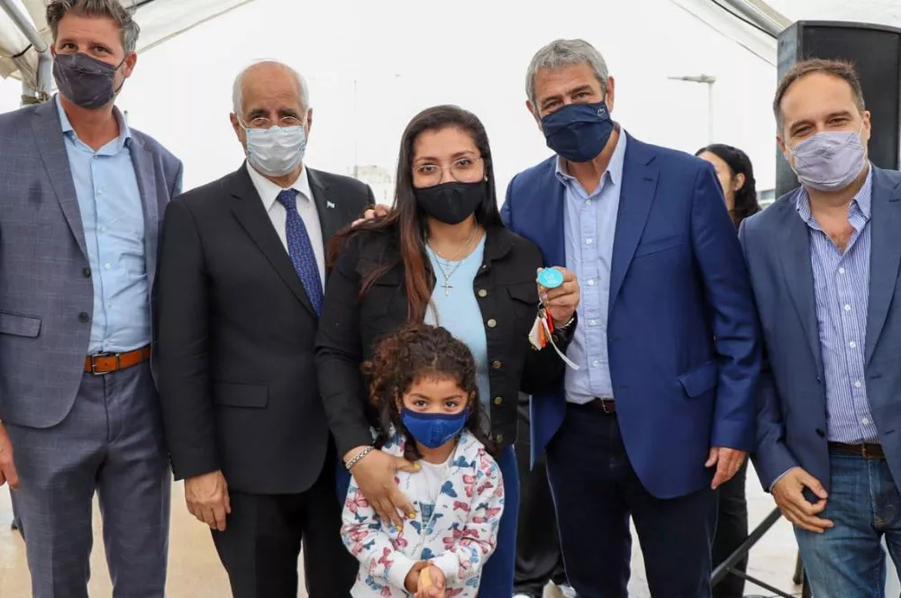 Ferraresi y Taiana entrega de viviendas Barrio Liceo