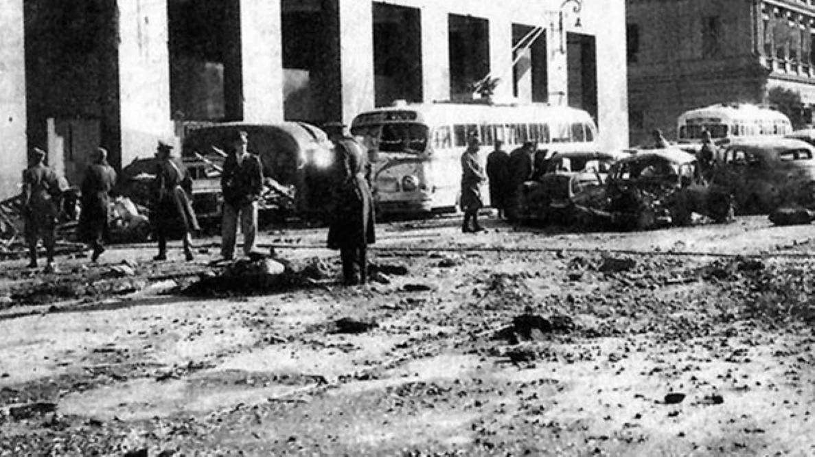 el-bombardeo-a-la-plaza-de-mayo_d