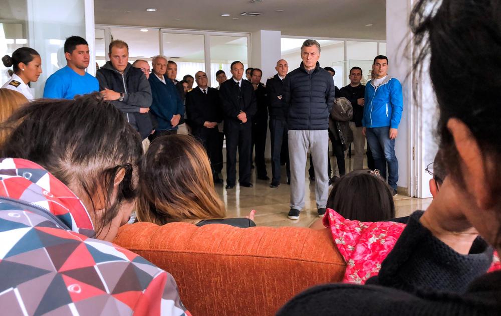 Macri con familiares del ARA San Juan by Télam