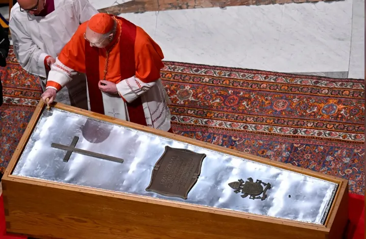 papa francisco by prensa del vaticano