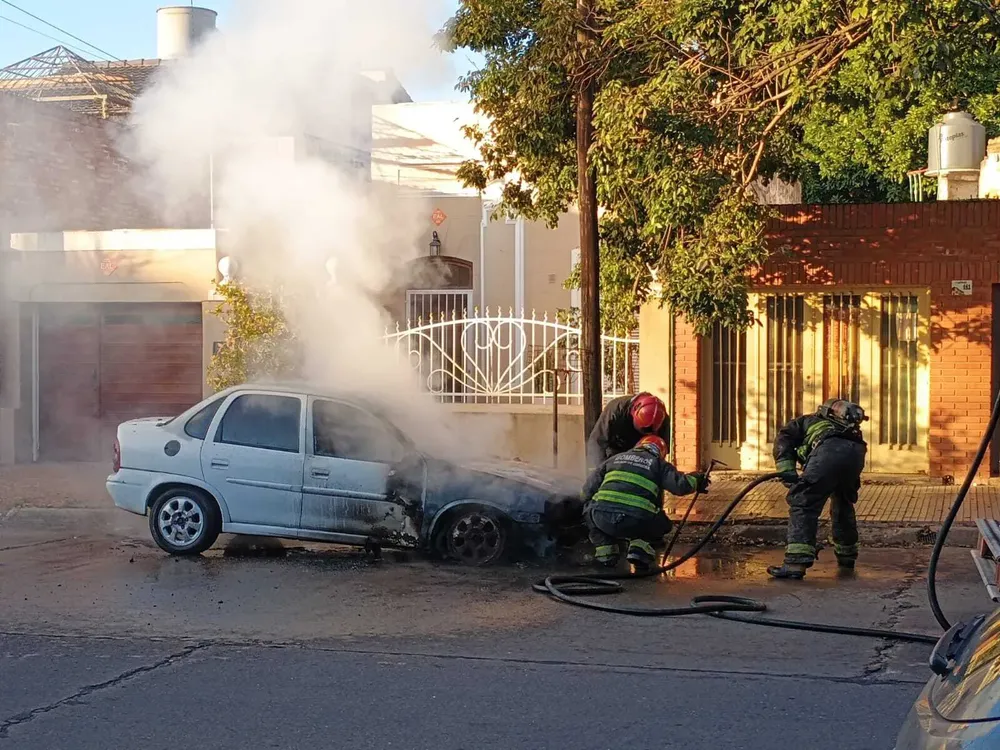Incendio-de-auto-en-Alta-Córdoba-_Policía_