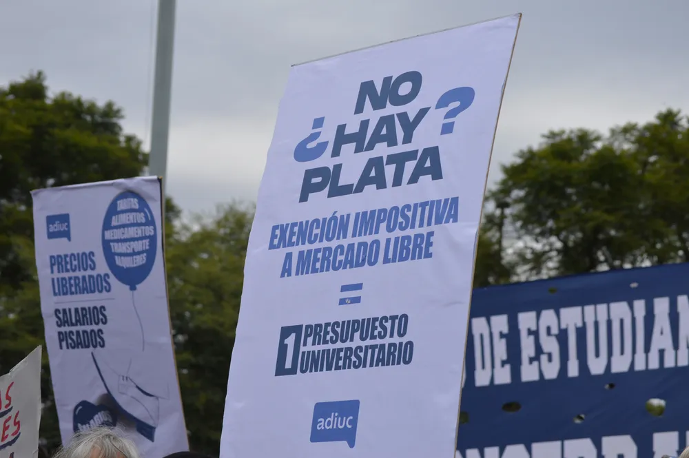 MARCHA universitaria by Miriam Campos LNM