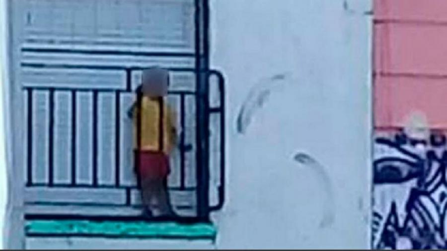 nene encerrado balcon - Captura de video