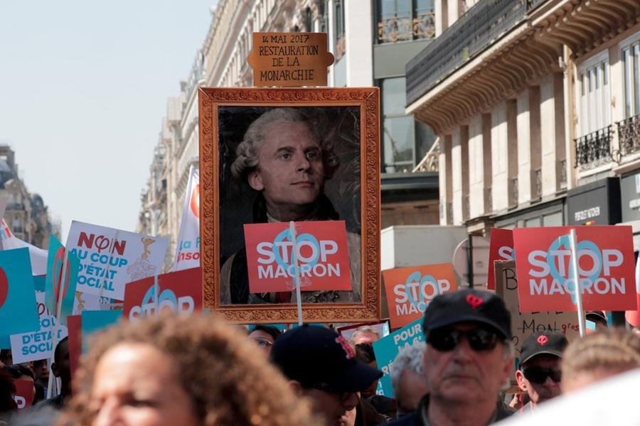 macron protesta paris