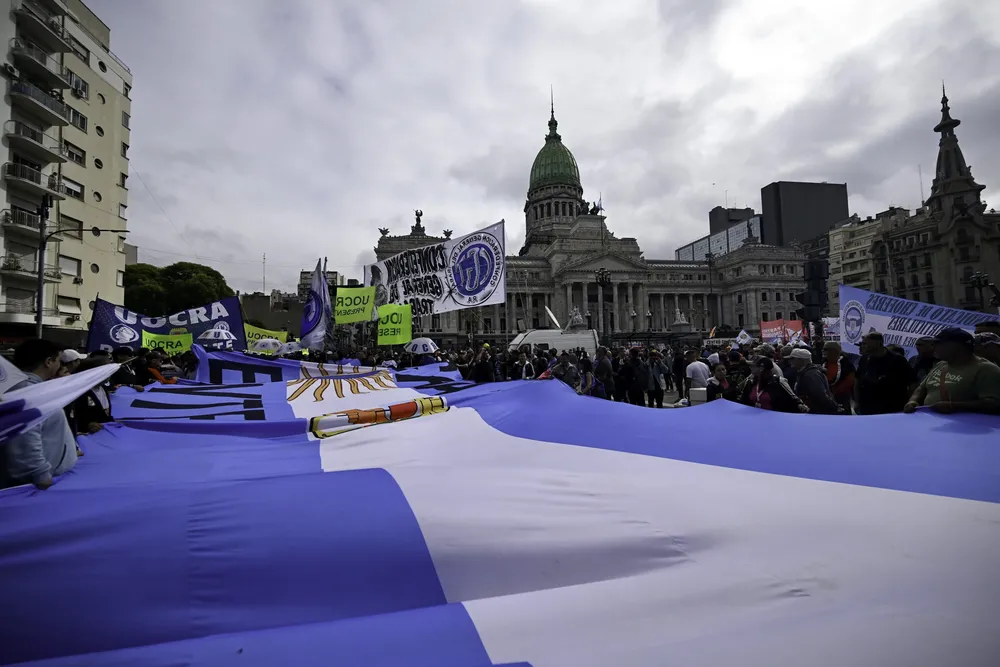 Masiva marcha frente al Congreso (NA)