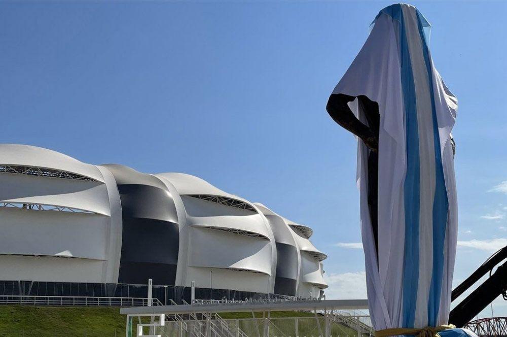 Estatua de Maradona tapada