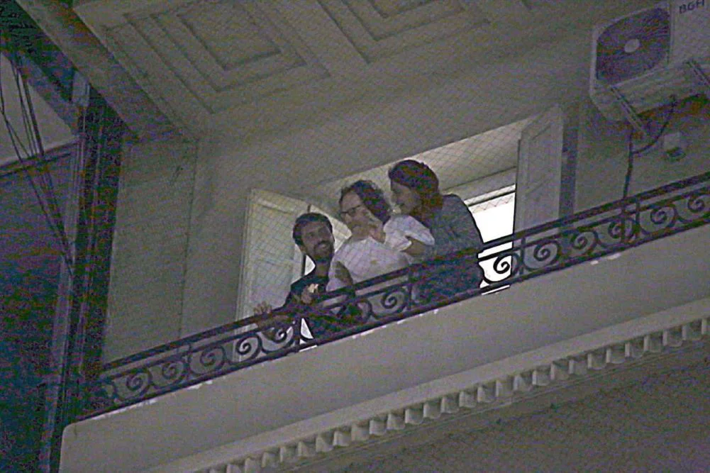 Charly saluda desde el balcón Foto El Bonaerense