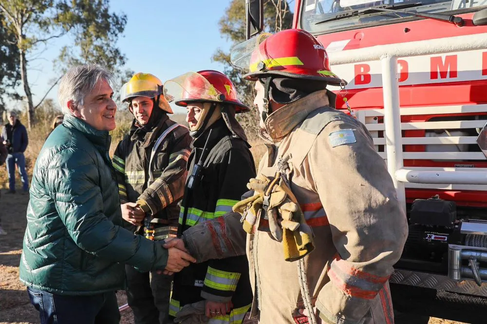 Llaryora y bomberos prensa.cba