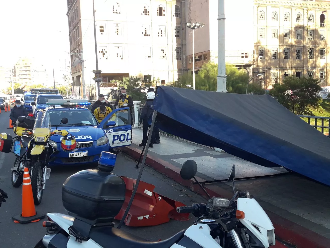 Colectivo embiste un puesto policial en Cba by @JavierSassi