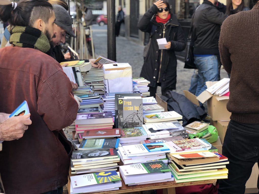 Suelta de libros por Télam by @gustavopecoraro