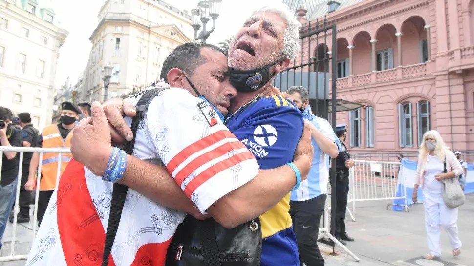 Hinchas de River y boca lloran a Maradona by PABLO vILLÁN