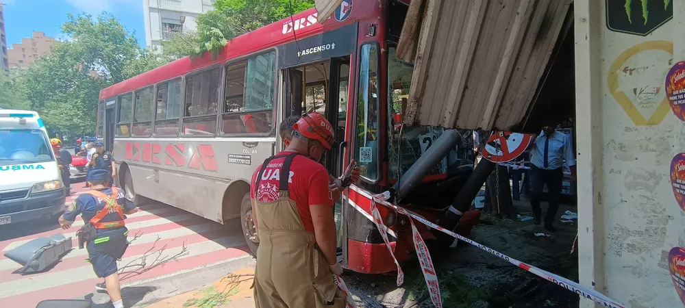 Colectivo chocó un kiosco en Illia y Chacabuco (Policía) 2