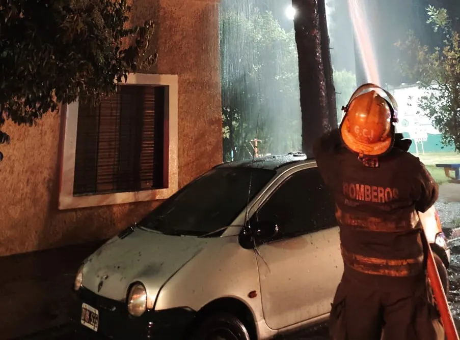 Incendio en poste de barrio Providencia (Policía)