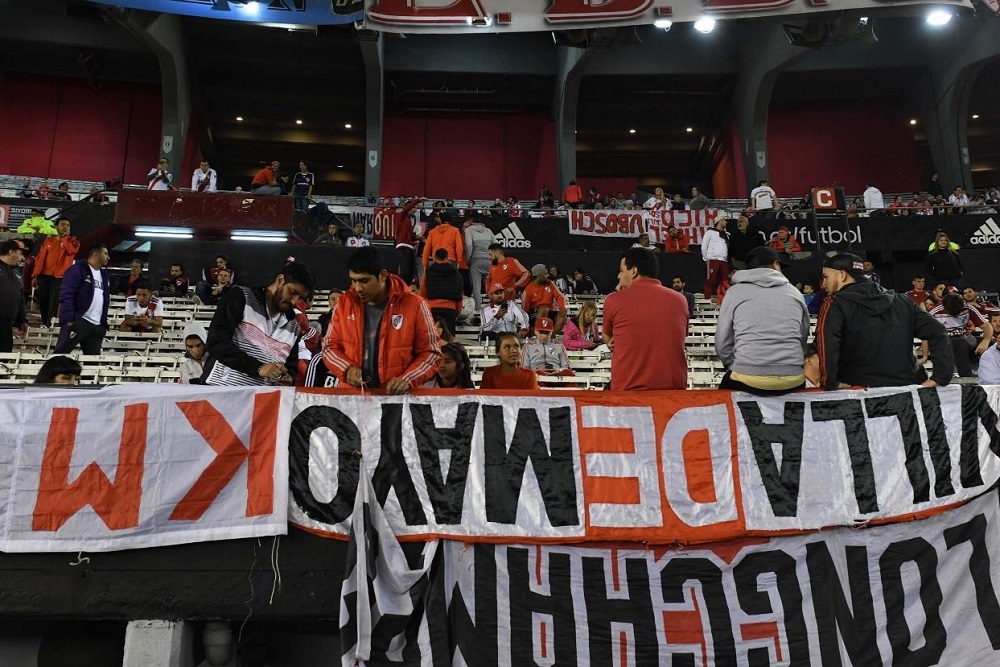 banderas al revés Monumental River by gentileza