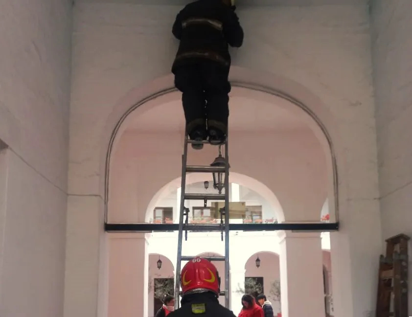 Principio de incendio en el Cabildo Histórico (Policía) 2