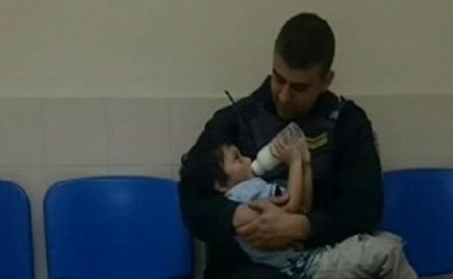 policia con niño