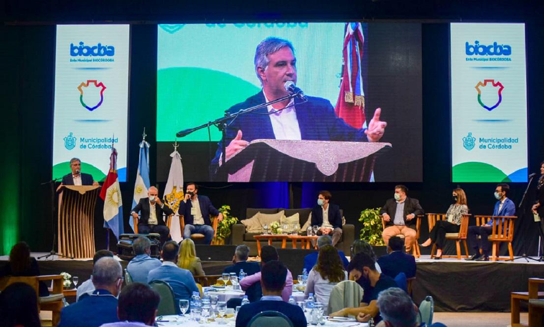 El Intendente Martín Llaryora cerró hoy el primer Congreso de Economía Circular llevado a cabo este jueves, con la organización de la Municipalidad de Córdoba y la coordinación del Ente BioCórdoba, que contó con las ponencias de e
