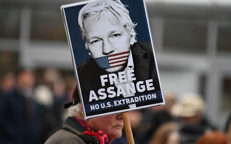 Manifestantes en el juicio de Julian Assange