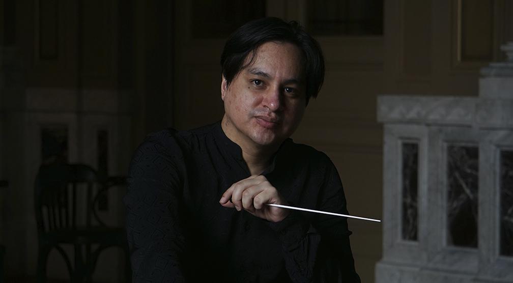 El maestro Andrés Acosta dirige la orquesta