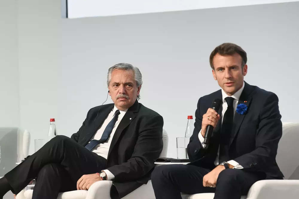 alberto fernandez macron by telam