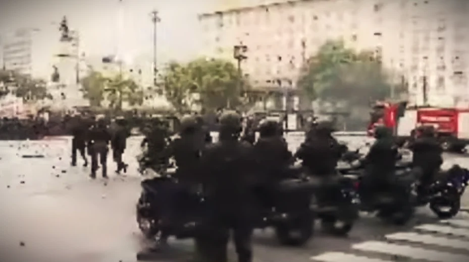 Reprimieron la marcha universitaria de Buenos Aires con gases lacrimógenos y camiones hidrantes thumbnail