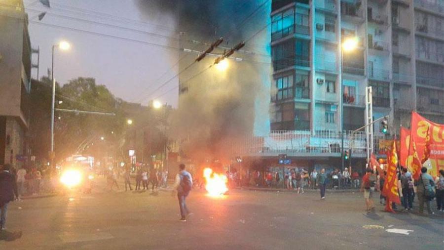 @FedeTelloCba destrozos marcha 01