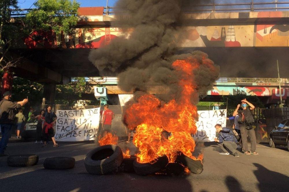 Protesta antes la comisaria vecinall 4D crimen de Lucas Gonzalez