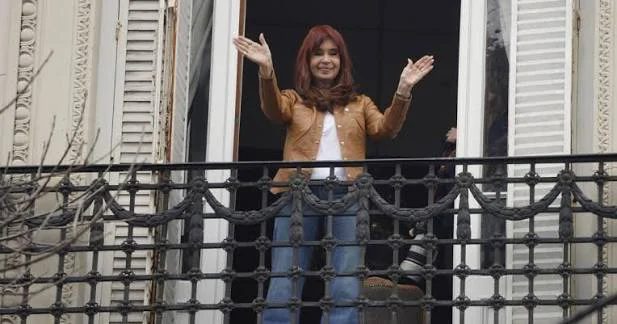 Cristina saludó a la militancia que se acercó a San José 1111 para celebrar el Día de la Lealtad thumbnail