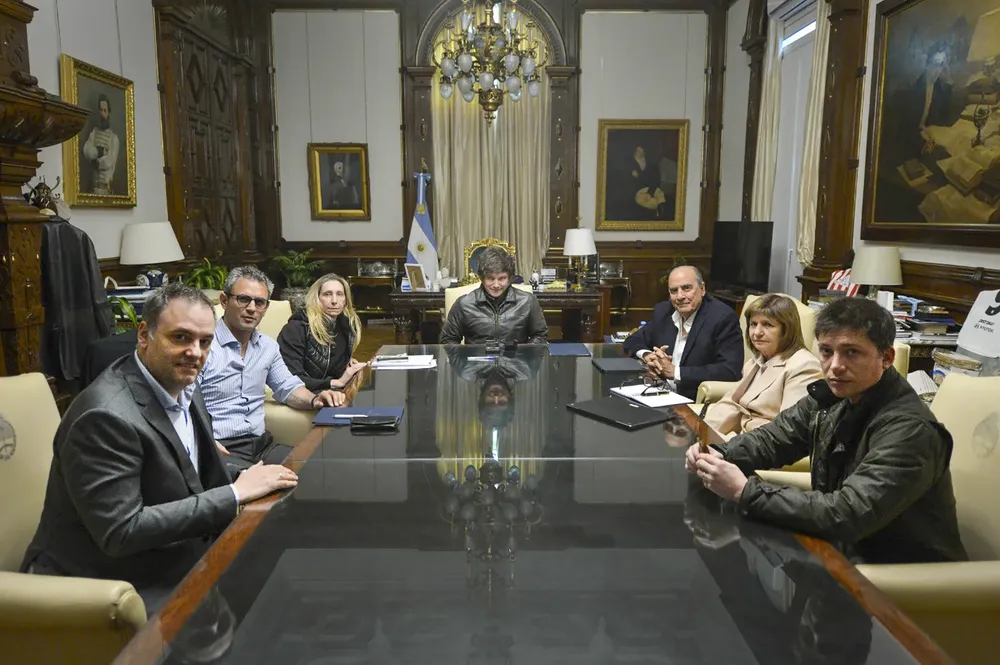 Mes Política by NA