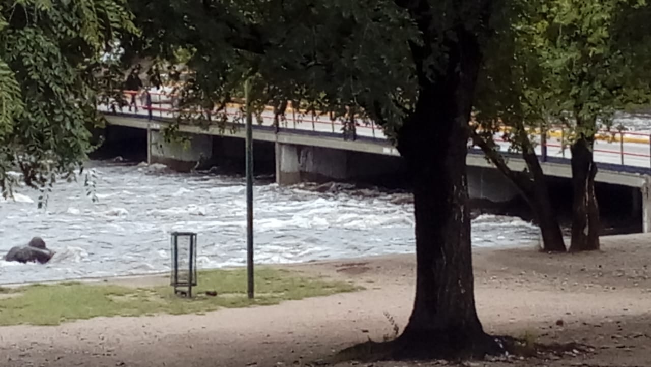 crecida en San Antonio by Carlos Paz vivo