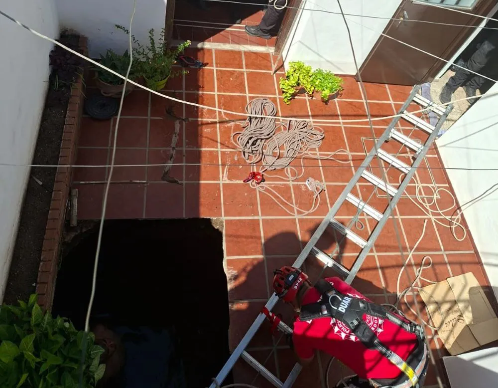 rescate de pozo negro by Policia Cba