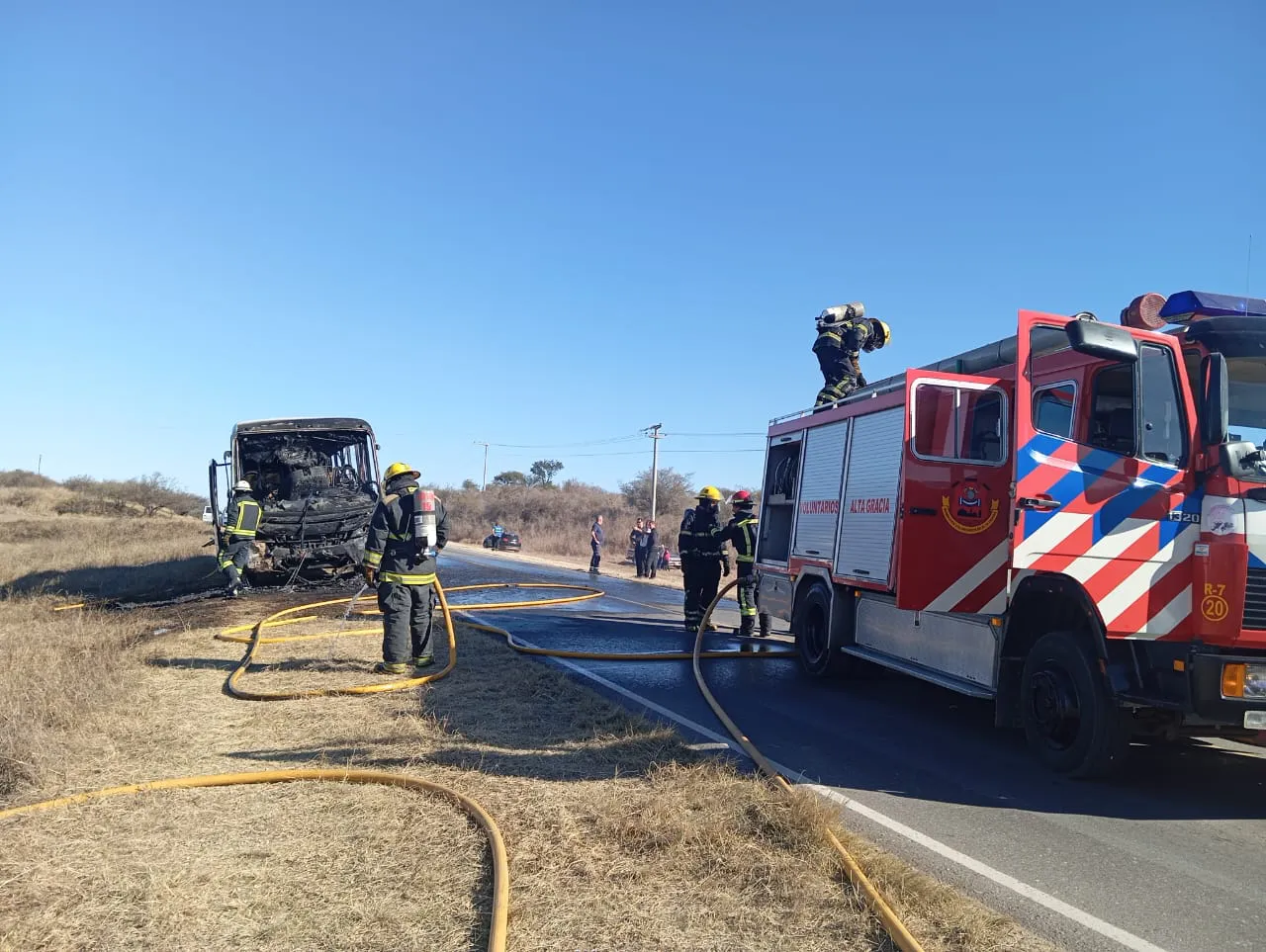 Interurbano incendiado PolCba