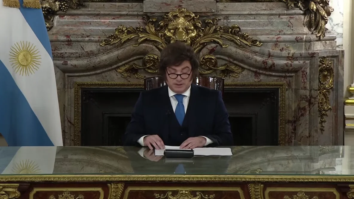 Registran fuerte caída de la valoración positiva del Gobierno entre votantes libertarios thumbnail