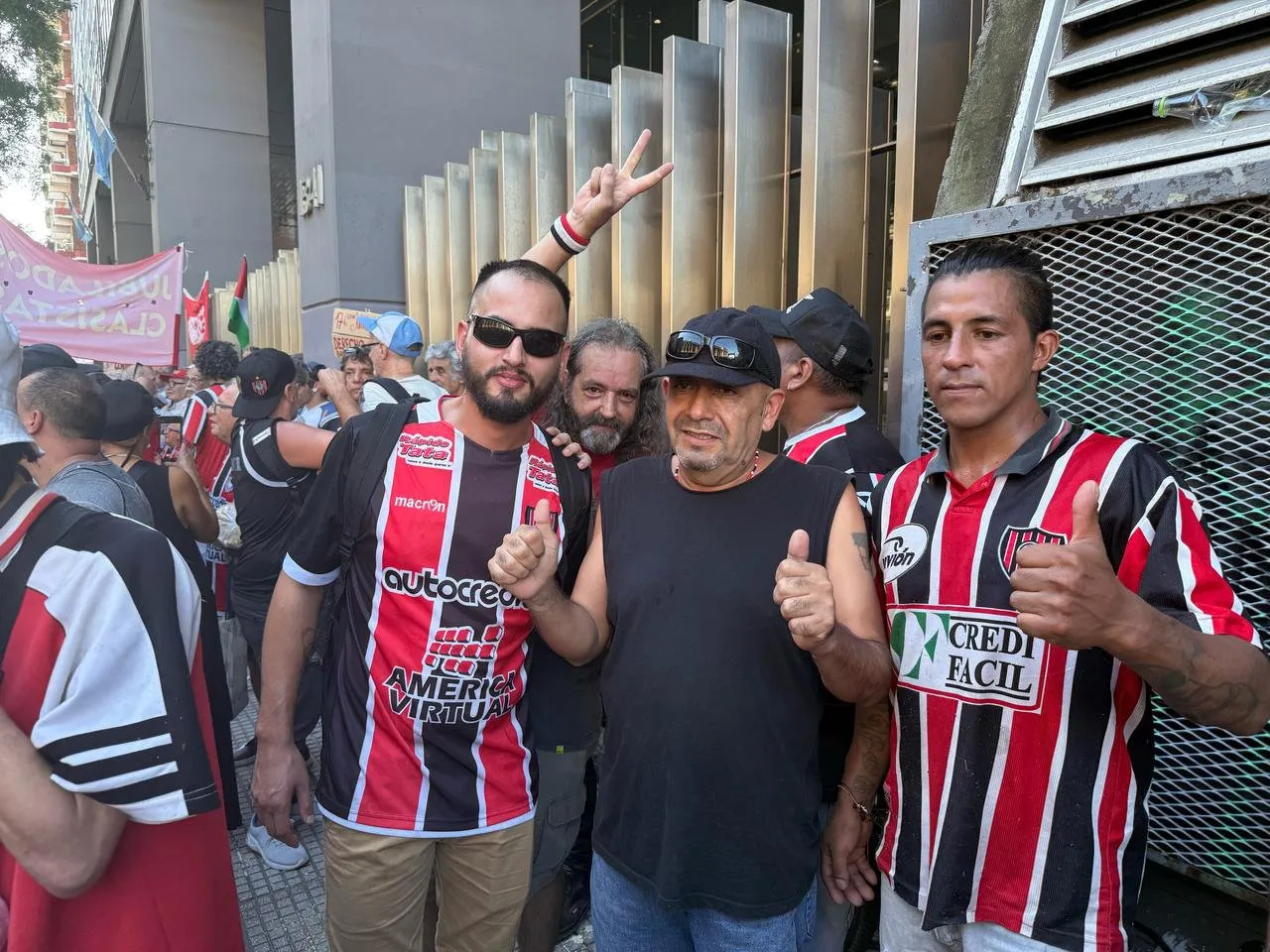 Hinchas de Chacarita apoyan a los jubilados (X del Frente de Izuierda Unidad)