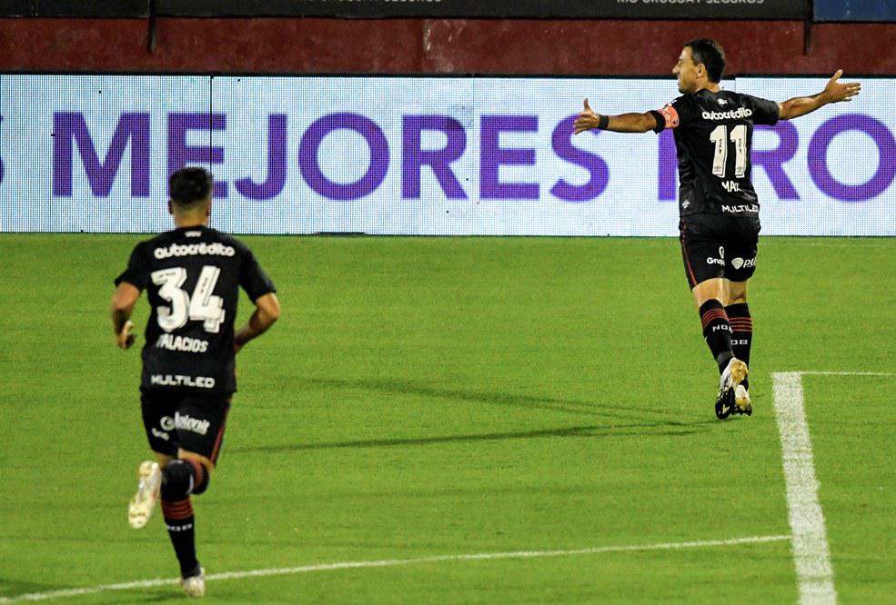 Talleres versus Newells by Télam