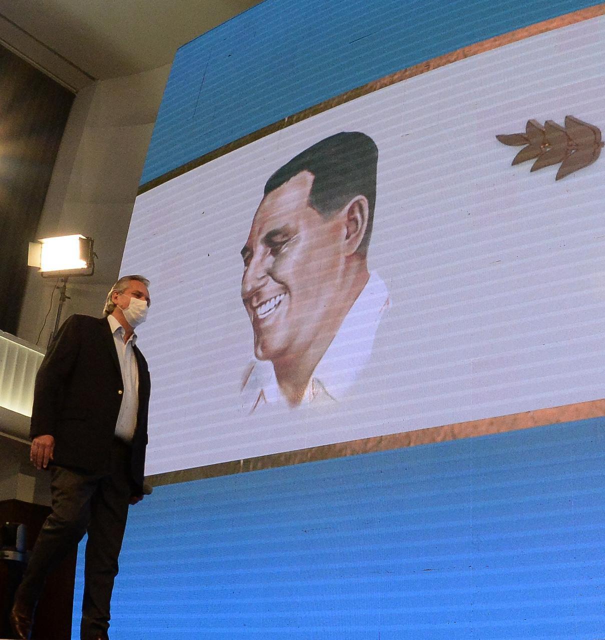 Alberto Fernández ingresa acto 17 de octubre Perón