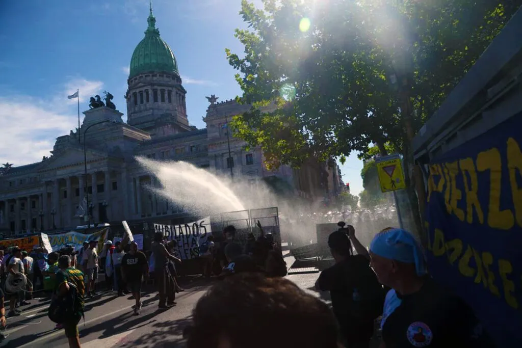 Represión con camión hidrante a marcha de jubilados (Tiempo Argentino)
