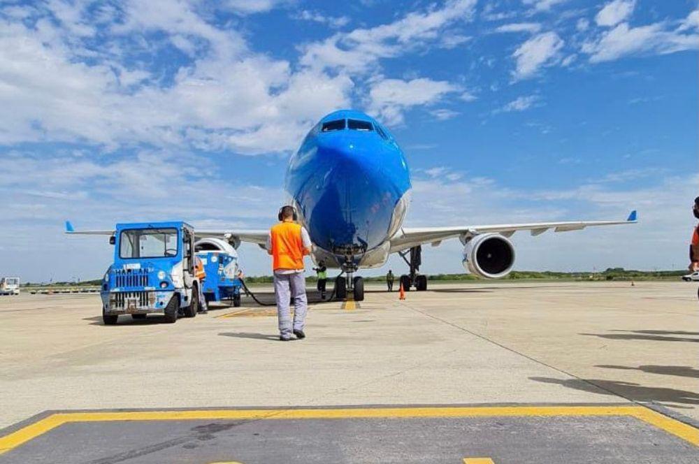 Avion Aerolineas por despegar