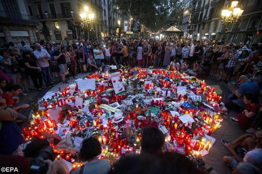 homenaje a los fallecisos en Barcelona