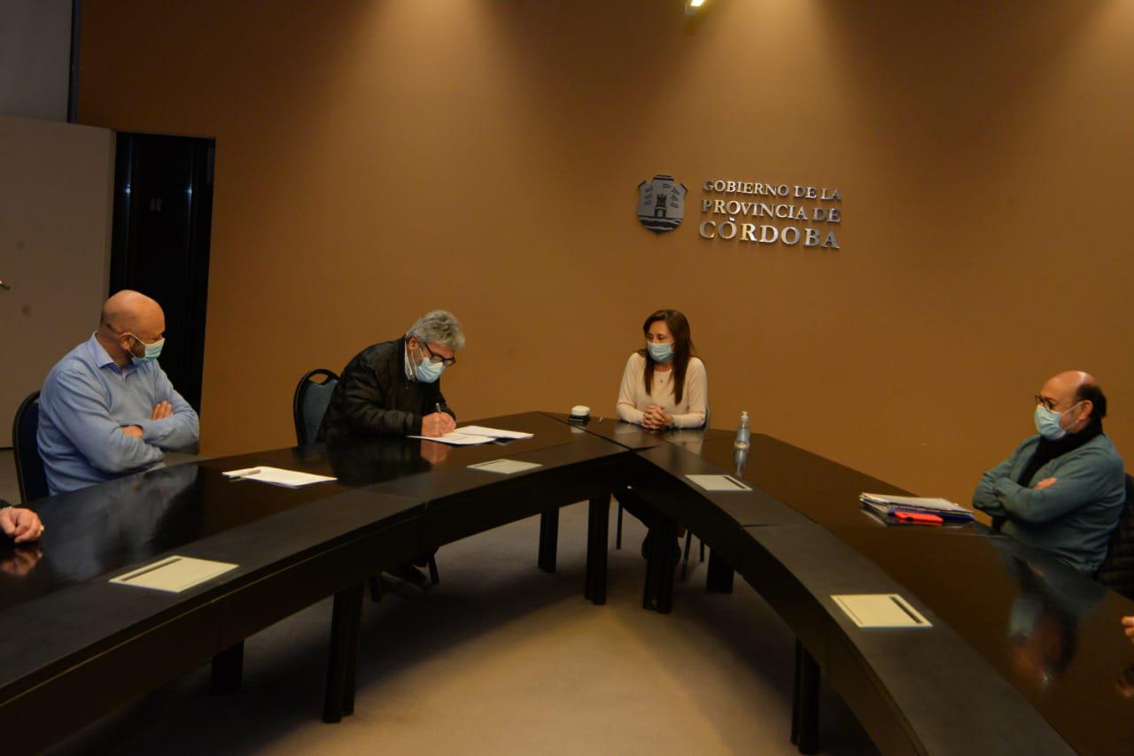 Paritarias: la Provincia acordó un aumento salarial con los gremios ...