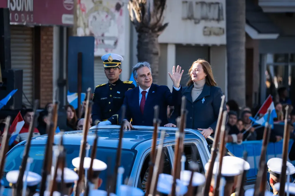 Llwryora acto por el Día de la Bandera by gob