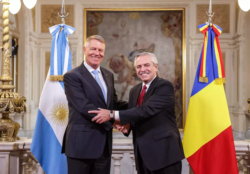 Alberto Fernández con el presidente de Rumania
