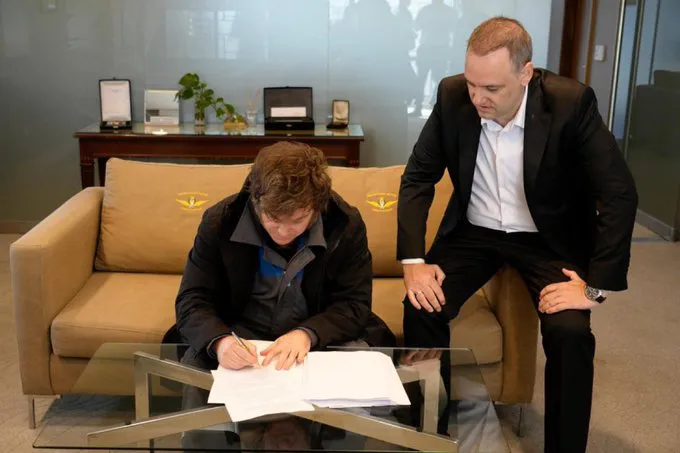 Javier Milei firma la reforma laboral junto a Manuel Adorni (gentileza)