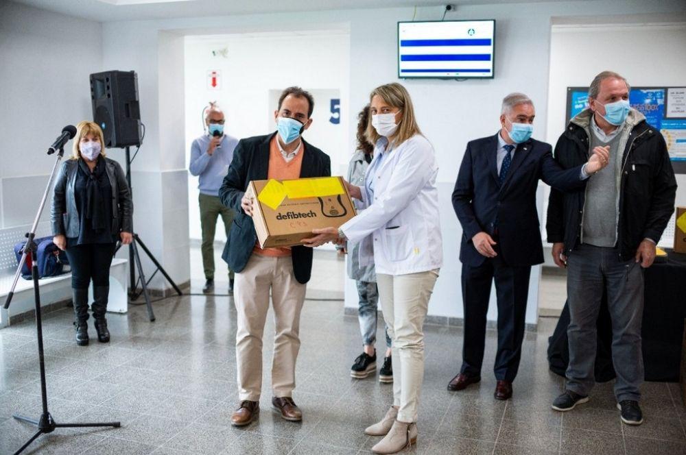 Llamosas entrega desfibriladores