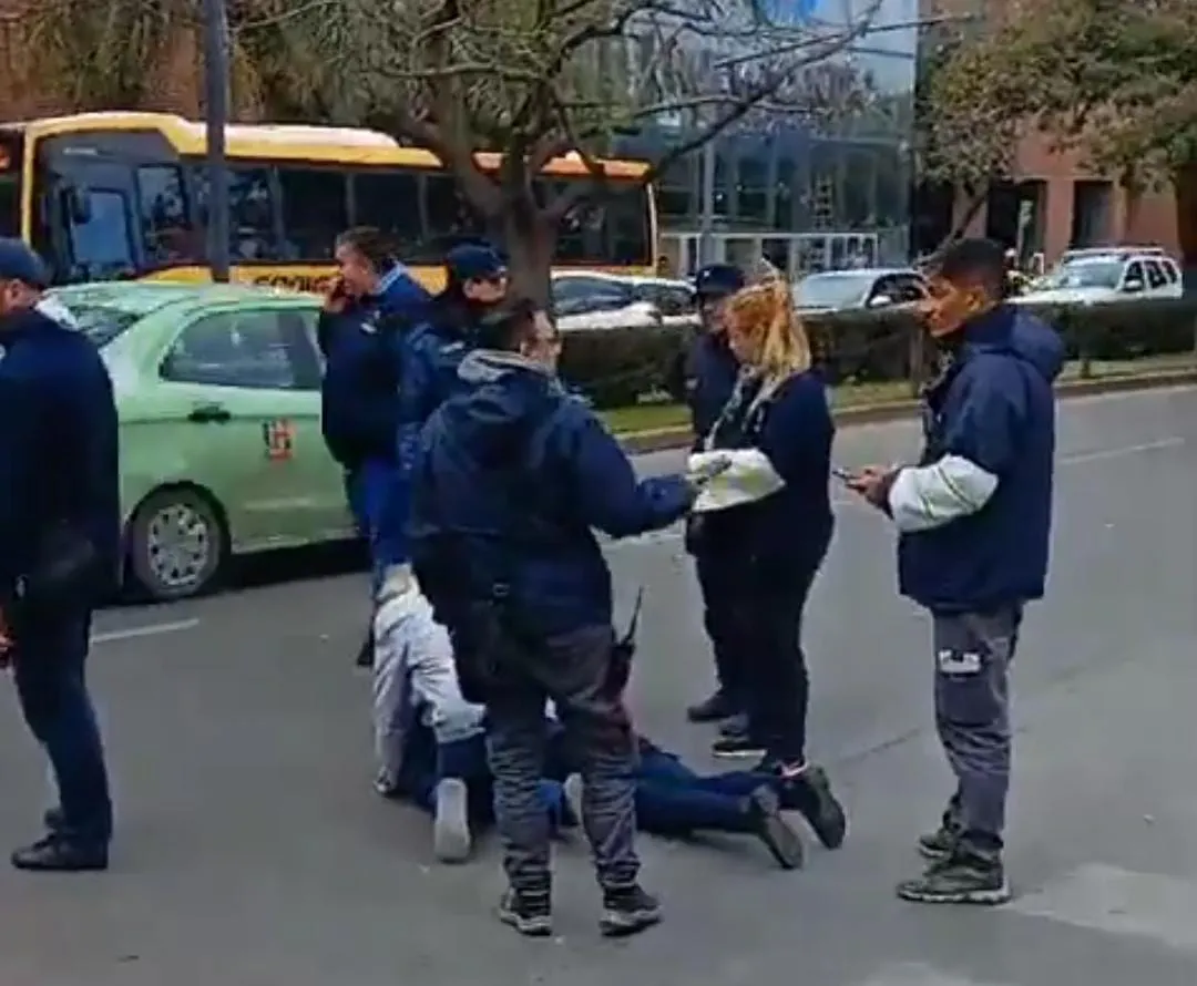 remisero atropelló a una agente by captura de video